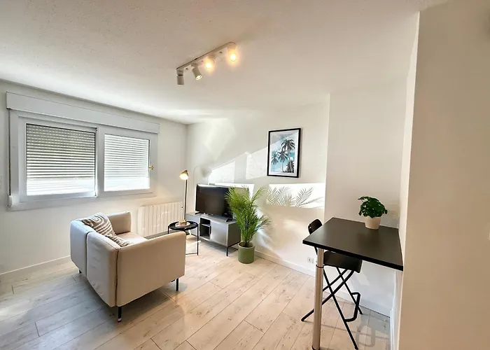 Calme Parking * Le Monastere